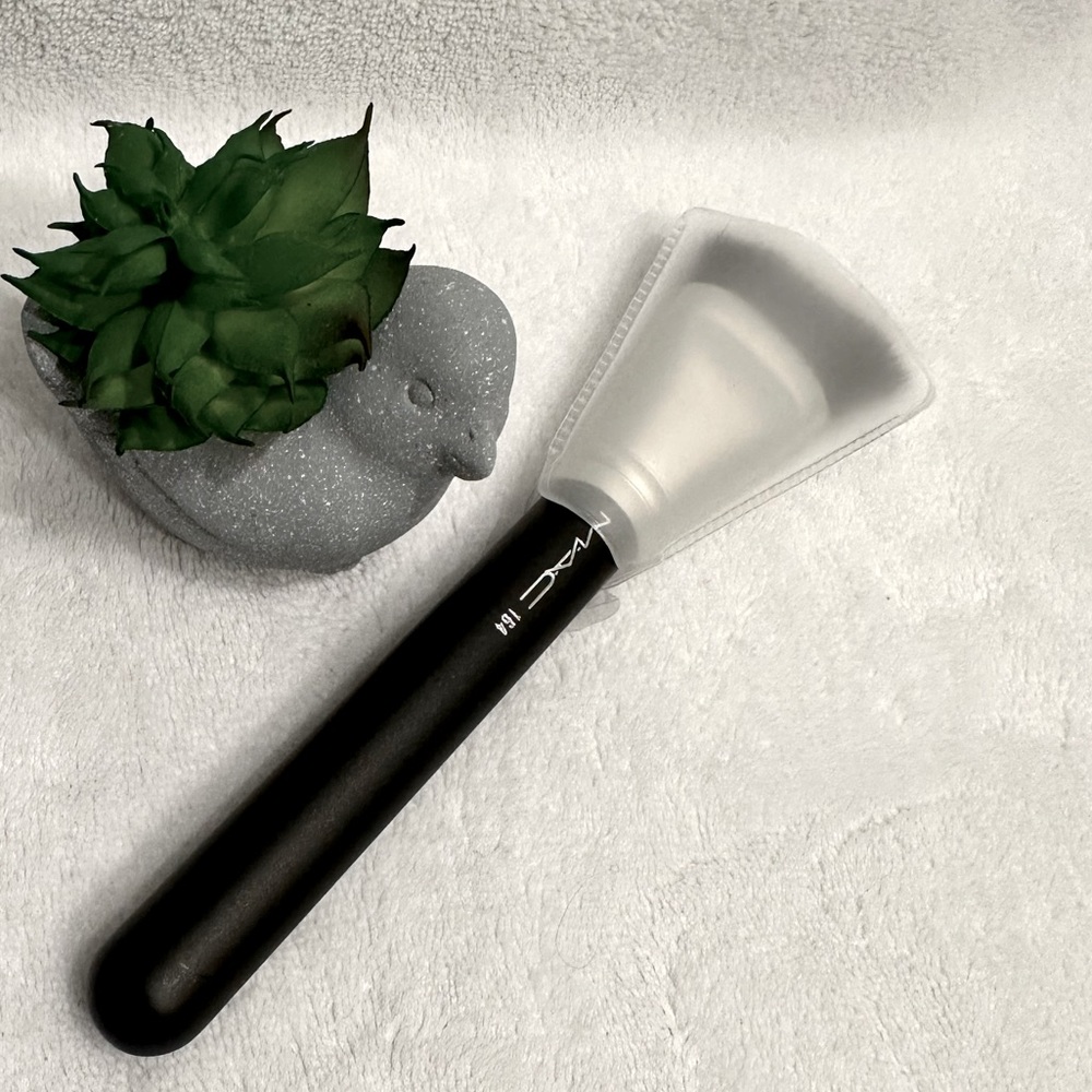 MAC 164 Duo Fibre Curved Sculpting Brush